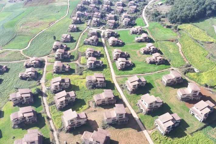 Vila com mais de 100 mansões de luxo abandonadas chama a atenção em província da China - Reprodução/YouTube