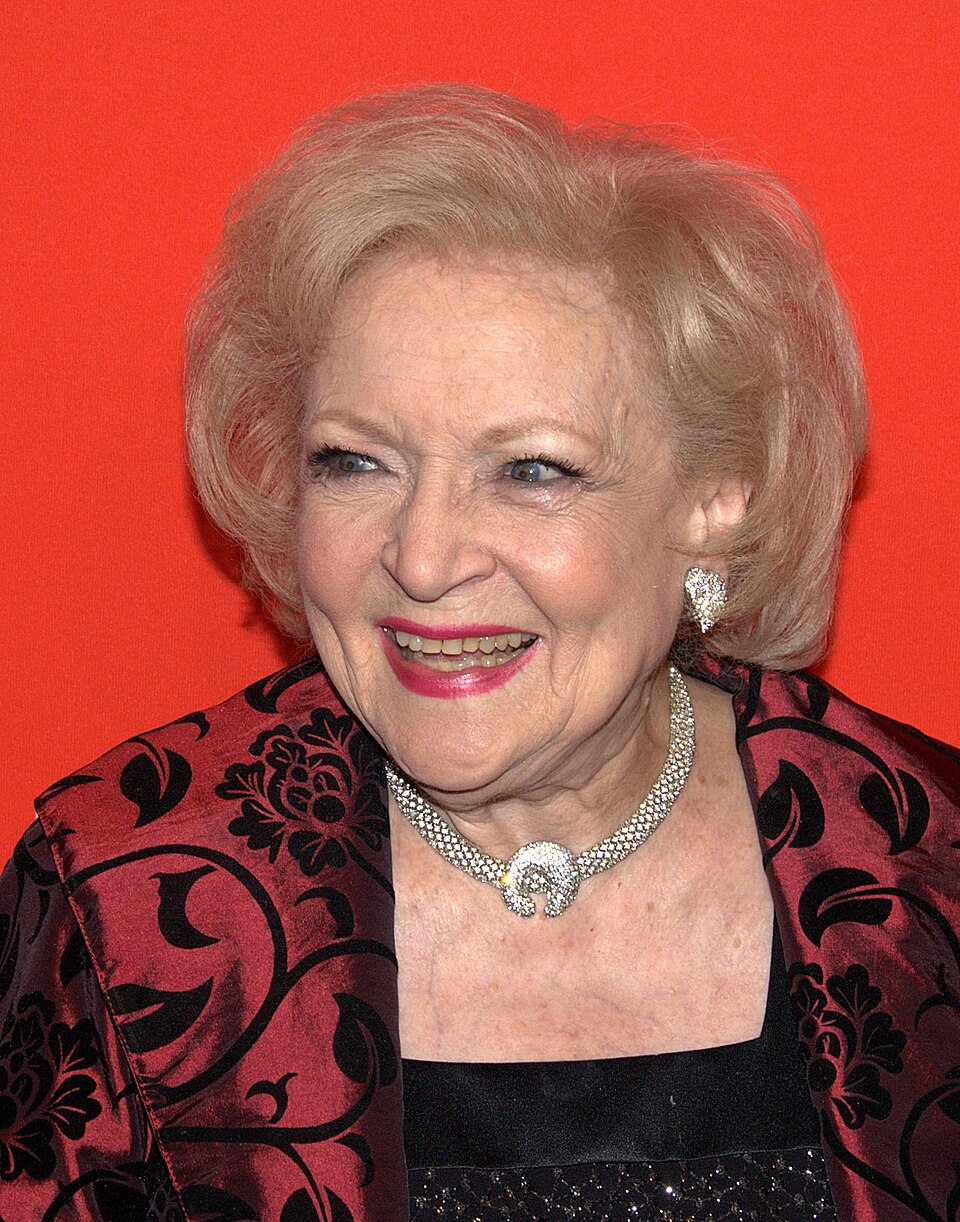 <p>Betty White – Nascida em Oak Park, Illinois, em 17/1/1922, tinha ascendência grega por parte dos avós paternos, ligados a famílias que deixaram a Grécia no início do século XX. Essa origem aparece em documentos de imigração.</p>
