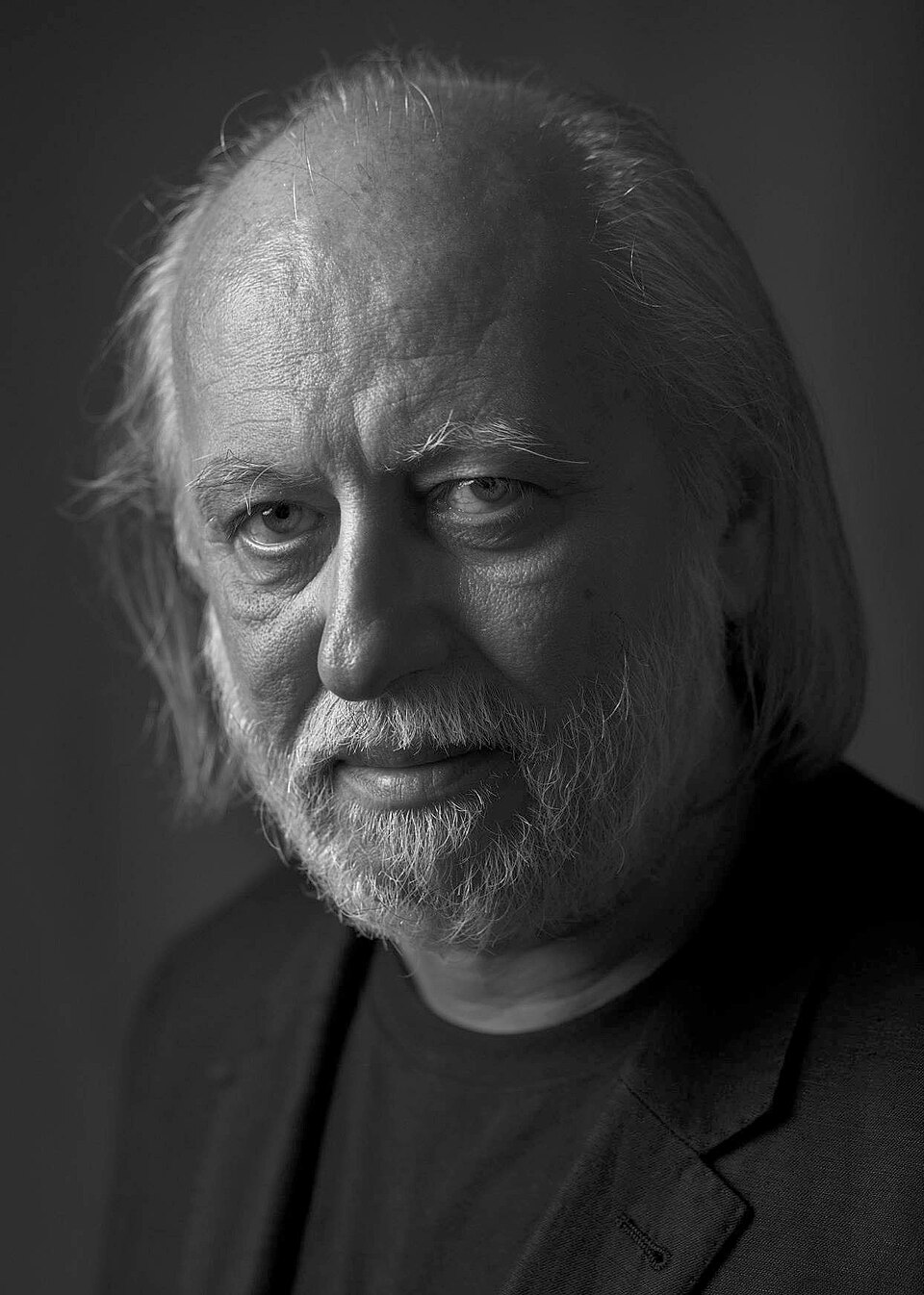 2025 - O húngaro László Krasznahorkai ficou conhecido por romances densos e exigentes como Sátántangó (1985) e A melancolia da resistência (1989). Krasznahorkai explora a decadência, o absurdo e a tensão existencial com estilo pós-moderno,