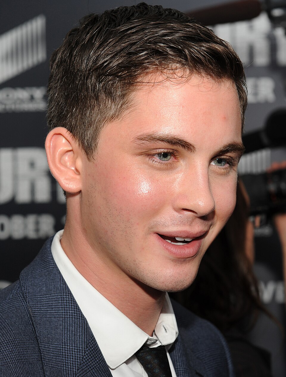 Logan Lerman – Nascido em Beverly Hills em 19/1/1992, descende de judeus poloneses e alemães que migraram para os EUA no século XX. Suas raízes refletem uma história marcada por deslocamentos familiares.
