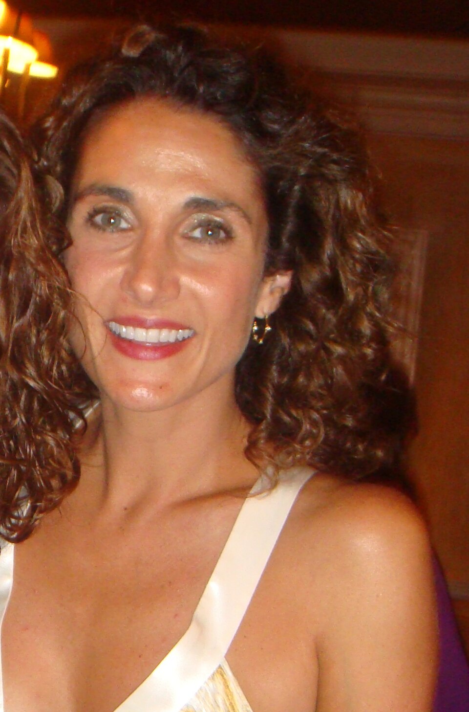 <p>Melina Kanakaredes – Nascida em Akron, Ohio, em 23/4/1967, descende de gregos pelos dois lados da família, com raízes no Peloponeso. Essa herança é mantida nas tradições transmitidas pelos pais.</p>
