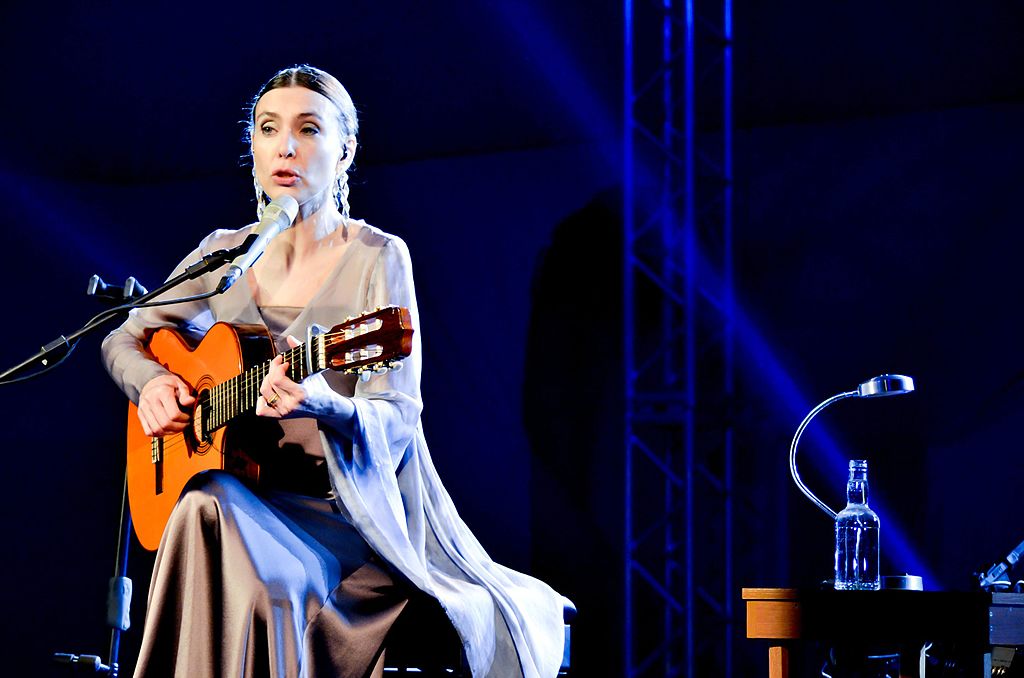 Nascida em 3 de outubro de 1965 em Porto Alegre, Adriana cresceu em um ambiente artístico. Seu pai, Carlos Calcanhotto, era baterista, e sua mãe, Morgada Assumpção Cunha, era bailarina. Desde cedo teve contato com música e ganhou de sua avó o primeiro violão aos seis anos e começou a carreira em bares e casas noturnas de Porto Alegre, com apresentações em bares locais.

