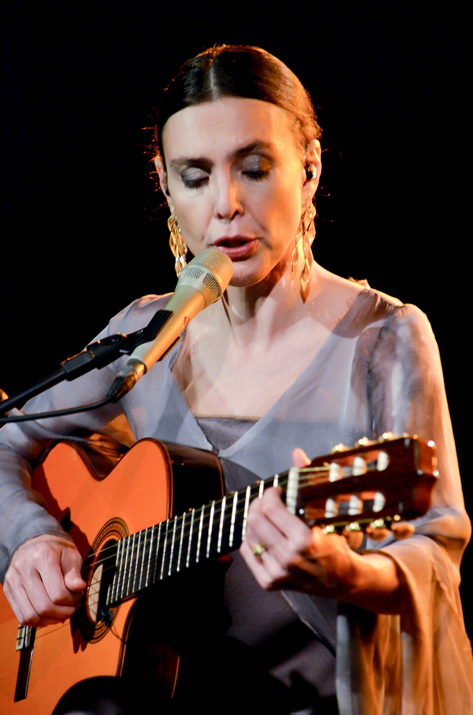 Entre suas músicas mais conhecidas estão “Vambora”, “Mentiras”, “Devolva-me” e “Esquadros”. 
