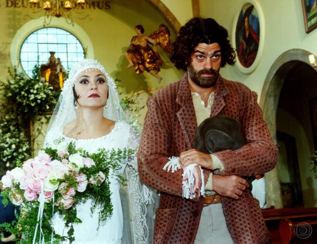 Em 2000, Adriana protagonizou um dos maiores sucessos de sua carreira ao interpretar Catarina em “O Cravo e a Rosa”. Na trama, sua personagem era uma mulher independente e de temperamento forte, que acaba se apaixonando por Petruchio, um fazendeiro rude. A novela retrata as constantes implicâncias e o amor entre os dois, marcados por uma divertida relação de rivalidade e afeto.
