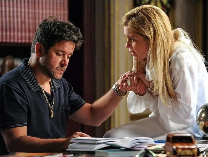 Adriana Esteves retornaria para interpretar Carminha, a vilã icônica da trama, enquanto Murilo Benício voltaria como Tufão.
