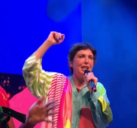 Adriana Calcanhotto celebra 20 anos de Partimpim em turnê