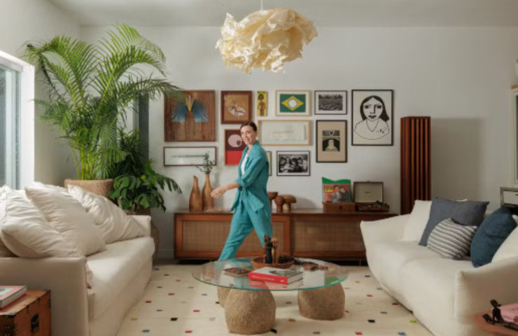 Alice se sente realizada na sala de leitura e na área gourmet, onde contempla a vista e celebra conquistas. A decoração mistura simplicidade com conforto, sem abrir mão de livros e objetos acumulados ao longo dos anos. A casa traduz sua liberdade, afetos e escolhas atemporais.