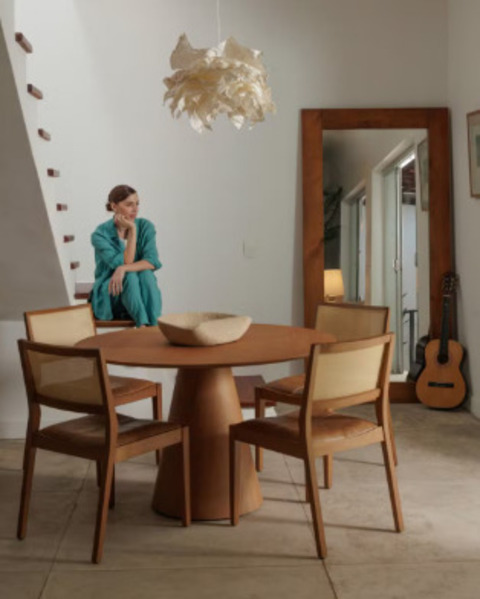 A cor azul domina os ambientes sociais, refletindo a ligação de Alice com o céu e o Horto. A atriz valoriza o contato com a natureza, que acalma sua ansiedade e inspira paz. A arquitetura seguiu estudos de neurociência e psicologia, criando uma casa leve, descontraída e protetora.