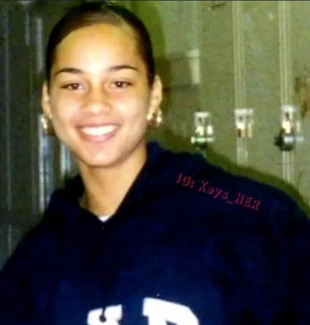 Aos sete anos, começou a estudar piano e recebeu formação em música clássica. Aos doze, ingressou na Professional Performing Arts School, em Manhattan, e concluiu o ensino médio aos 16 anos como melhor aluna da turma.
