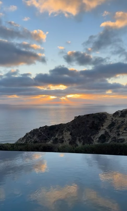 O terraço conta com piscina de borda infinita alinhada ao horizonte do Pacífico, e a vista para o mar está presente nas suítes, na sala de estar e nas cozinhas. O projeto adota soluções de sustentabilidade, como sistema de ventilação que reduz o uso de ar-condicionado, e possui dispositivos de automação distribuídos por toda a casa.

