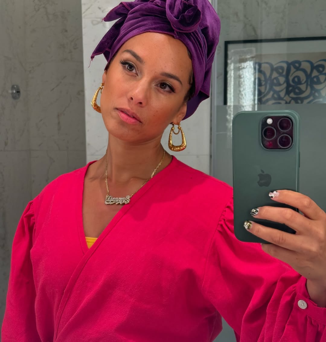 Aos 15 anos, em 1996, Alicia assinou seu primeiro contrato com a Columbia Records. Dois anos depois, já tinha um álbum pronto, mas a gravadora recusou a lançar o disco por não considerá-lo comercial.
