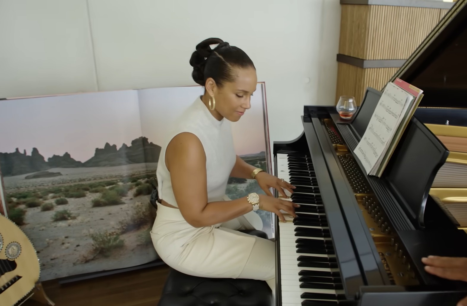 Seu primeiro álbum, “Songs in A Minor”, saiu em 2001 e incluiu as músicas “Fallin’” e “A Woman’s Worth”. Alicia recebeu cinco prêmios Grammy relacionados a esse álbum. 
