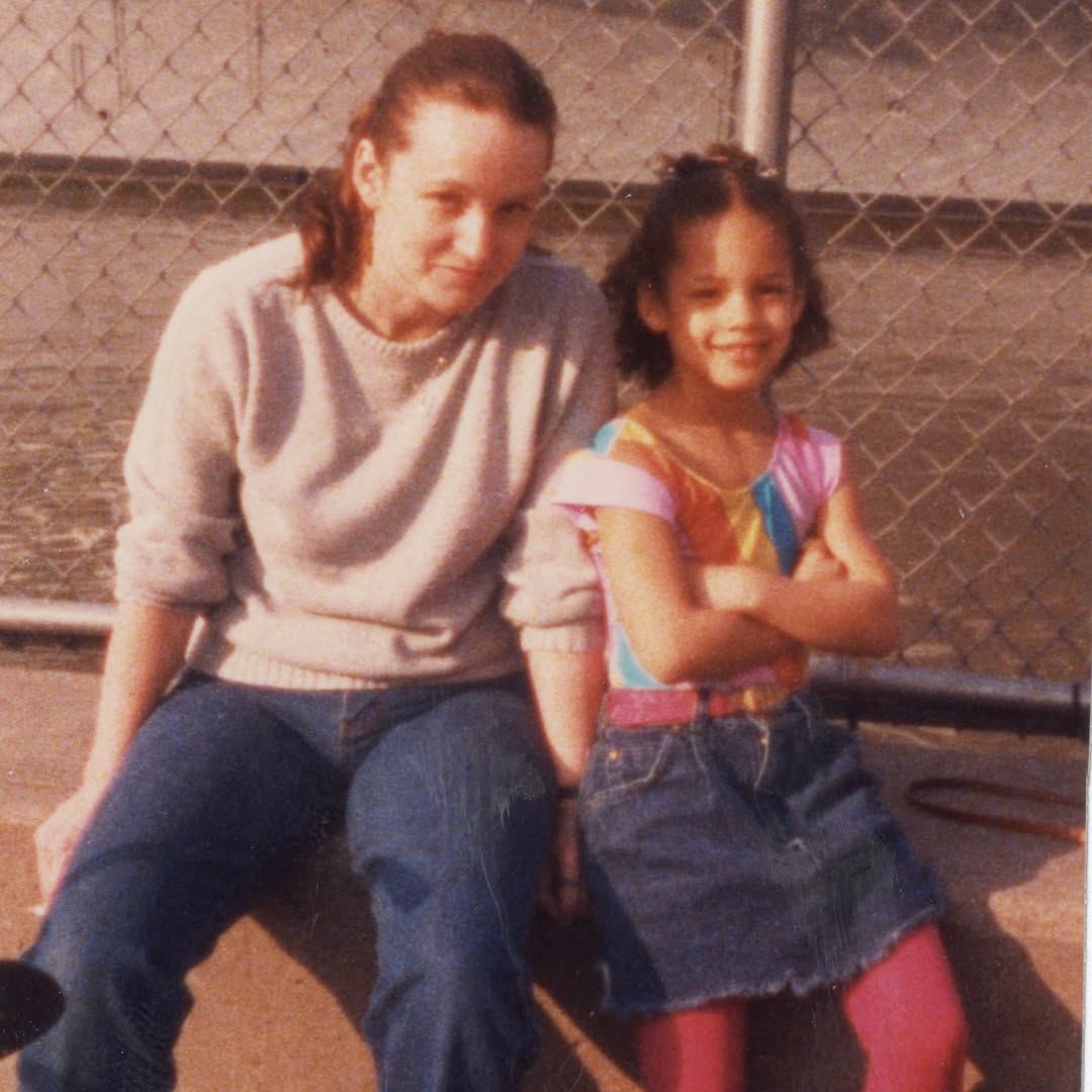 Alicia Augello Cook nasceu em 25 de janeiro de 1981 em Manhattan, Nova York. Ã? filha de Terri Augello, profissional da Ã¡rea jurÃ­dica e atriz ocasional, e de Craig Cook, comissÃ¡rio de bordo que deixou a famÃ­lia quando ela tinha 2 anos. Terri possui ascendÃªncia italiana, inglesa, irlandesa e escocesa.Craig Ã© afro-americano.
