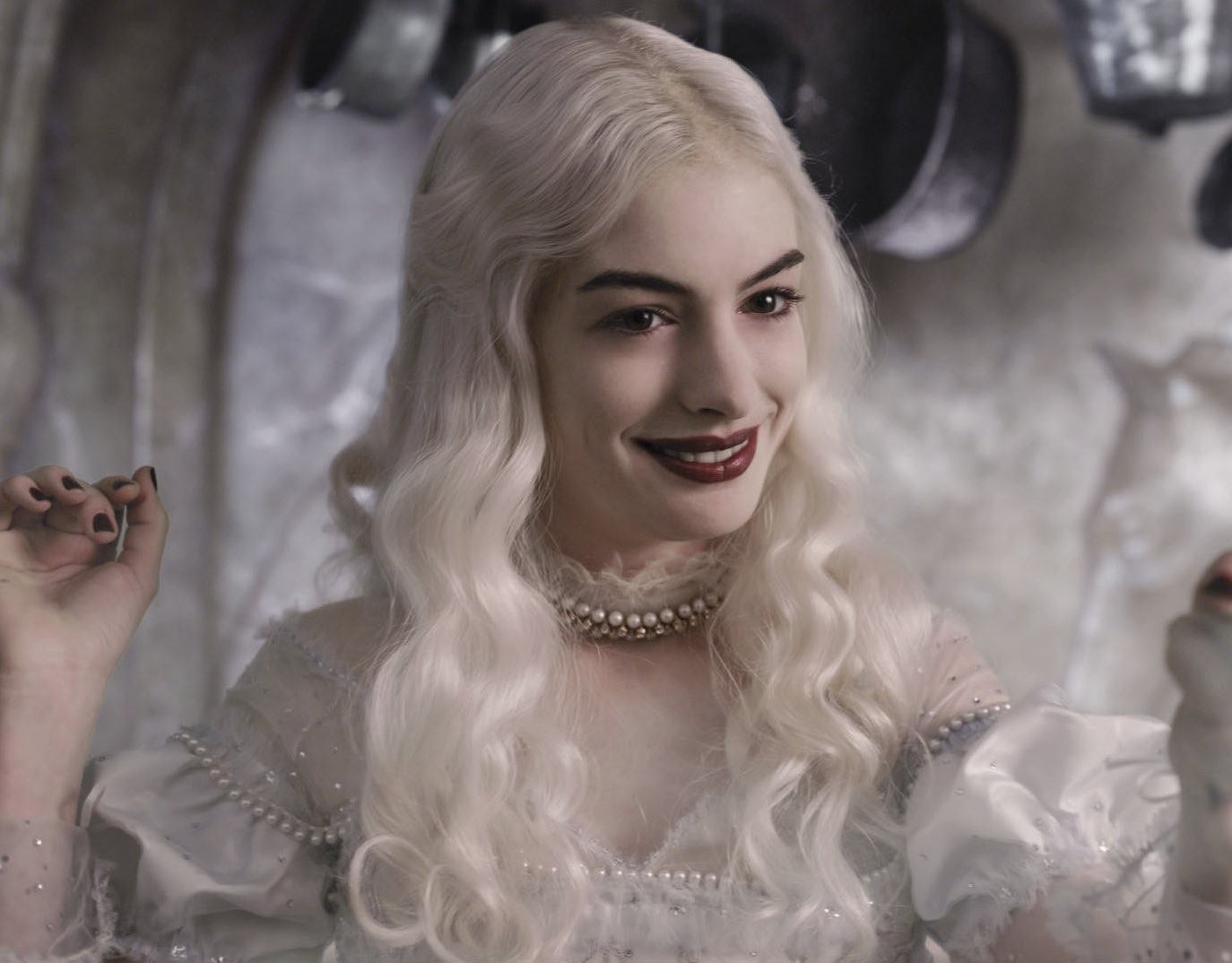 Em “Alice no País das Maravilhas”, interpretou a Rainha Branca, em uma história fantástica que envolve viagem no tempo, mundos imaginários e personagens excêntricos.