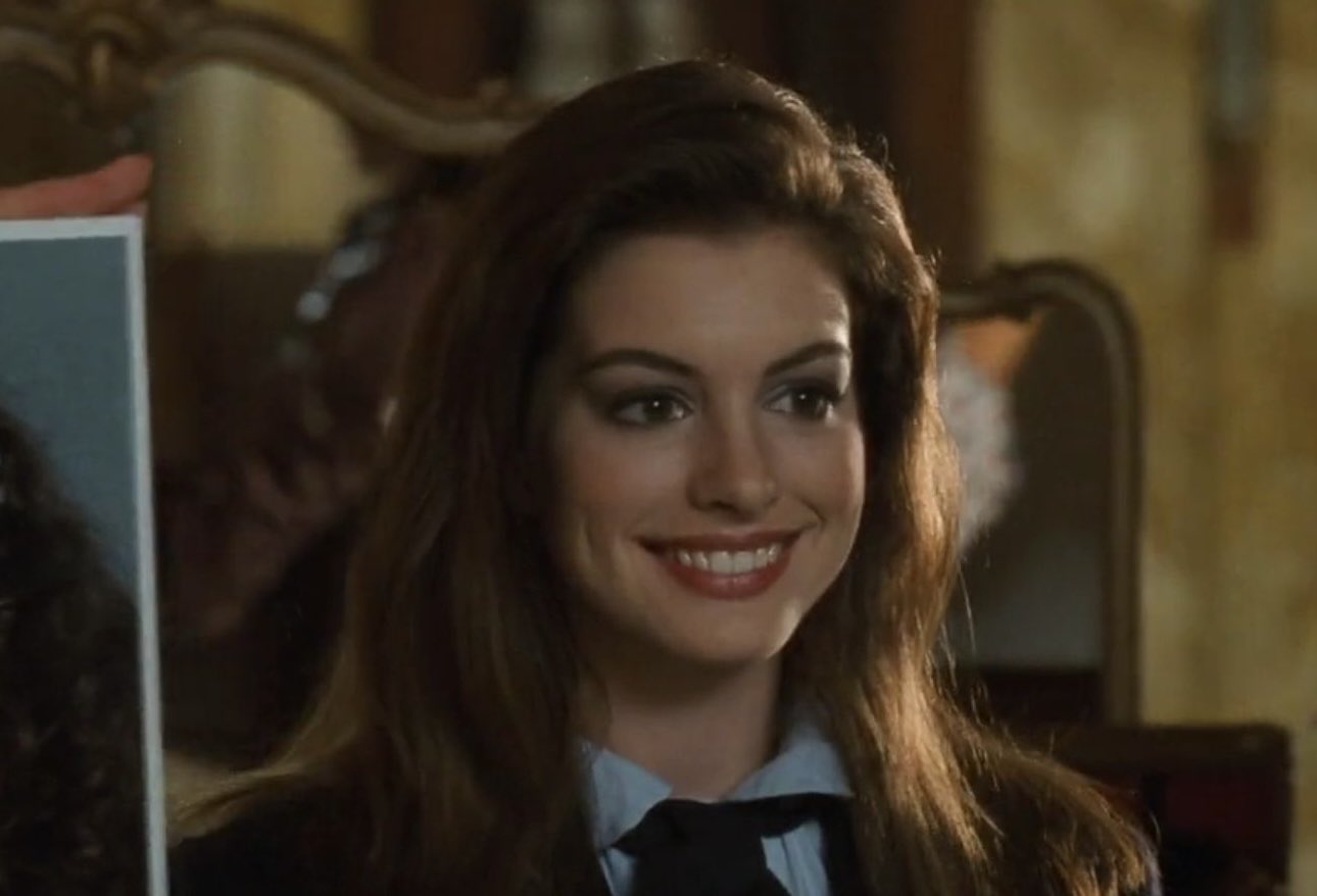 O primeiro longa dessa história, lançado pela Disney em 2001, projetou Hathaway ao estrelato quase imediatamente. A trama acompanha Mia Thermopolis, adolescente de São Francisco que descobre ser herdeira do trono de Genóvia, governado por sua avó, a rainha Clarisse Renaldi, interpretada por Julie Andrews.
