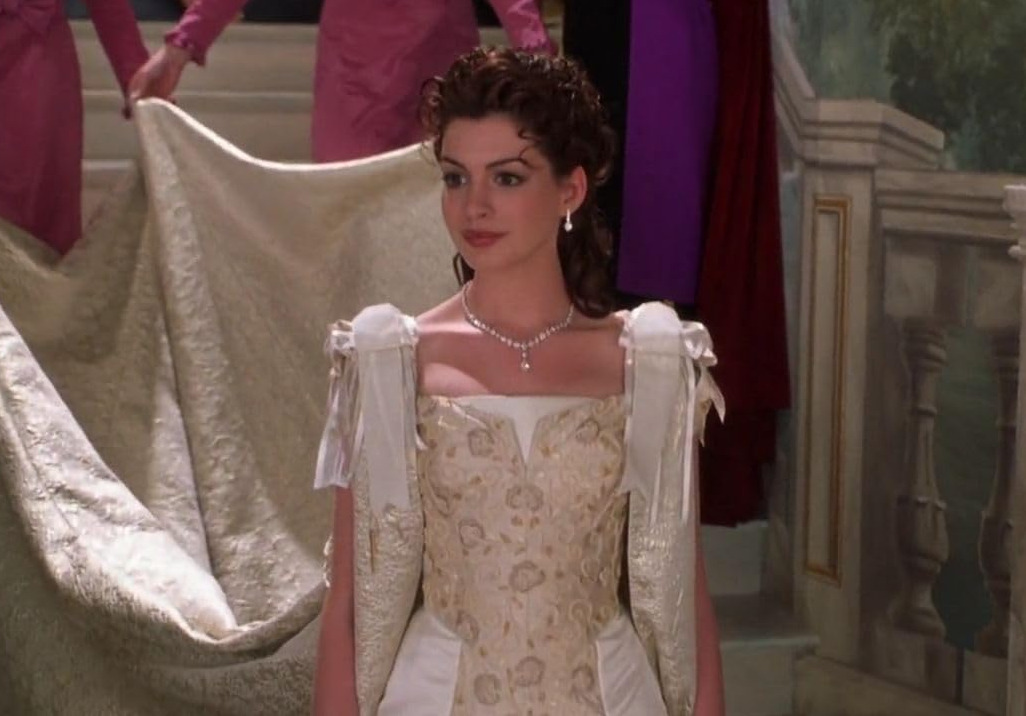 Em 2004, Hathaway voltou a interpretar Mia Thermopolis na continuação da história de Genóvia, ao lado de Chris Pine. Nessa produção, Mia retorna ao país para se preparar para assumir o trono, mas descobre que a lei local exige que ela esteja casada para se tornar rainha. Pressionada, enfrenta disputas políticas e interferências externas enquanto tenta conciliar deveres e sentimentos pessoais.
