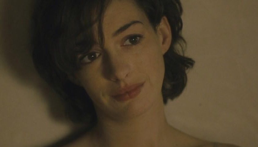 Em “Um Dia”, a atriz deu vida a Emma Morley, acompanhando duas décadas de encontros e afastamentos com Dexter Mayhew, personagem de Jim Sturgess, em uma narrativa marcada por transformações e afetos.