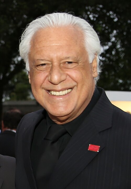 O personagem de Fagundes terá participação breve, saindo da história logo no início, mas sua presença será essencial para desencadear o conflito central. As gravações foram planejadas para três dias por semana, garantindo que o ator mantenha sua rotina nos palcos sem prejuízo ao trabalho na televisão.