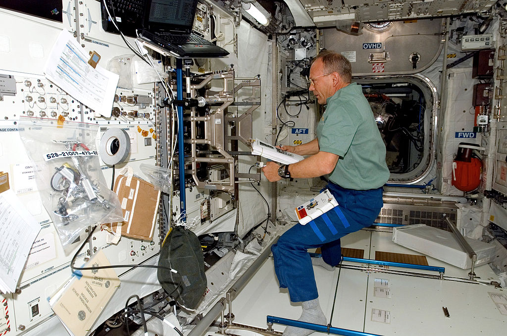 Mais de 290 astronautas de 26 países já viveram e trabalharam na estação, onde foram realizados milhares de experimentos em áreas como medicina, física e biologia.