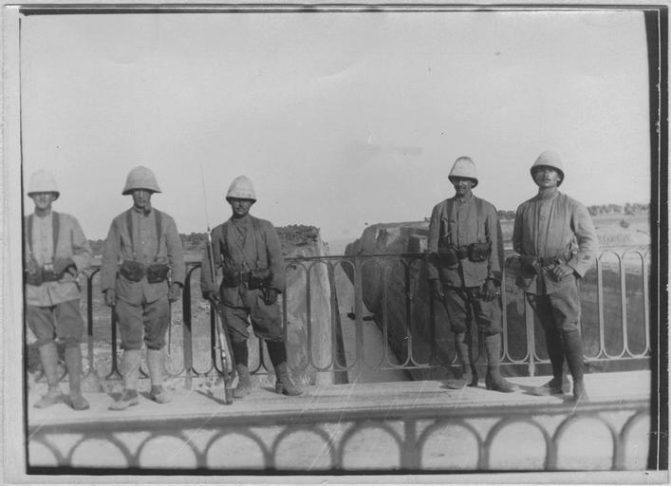 Apenas no final do século 19, após o sucesso do Canal de Suez, a construção moderna avançou, iniciada em 1882 e concluída em 1893.