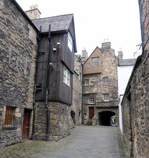Uma passagem estreita feita de pedra e cercada por construções escuras, conhecida como Bakehouse Close, também fez parte das filmagens.  