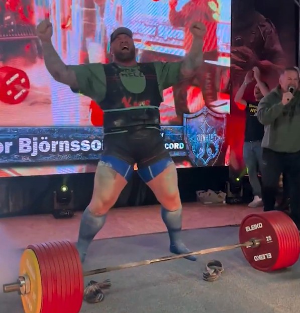 O islandês retornou recentemente às competições de força após sete anos afastado e garantiu que ainda pretende ir além. Nas redes sociais, ironizou o novo recorde e afirmou que pode levantar “ainda mais peso” em breve.