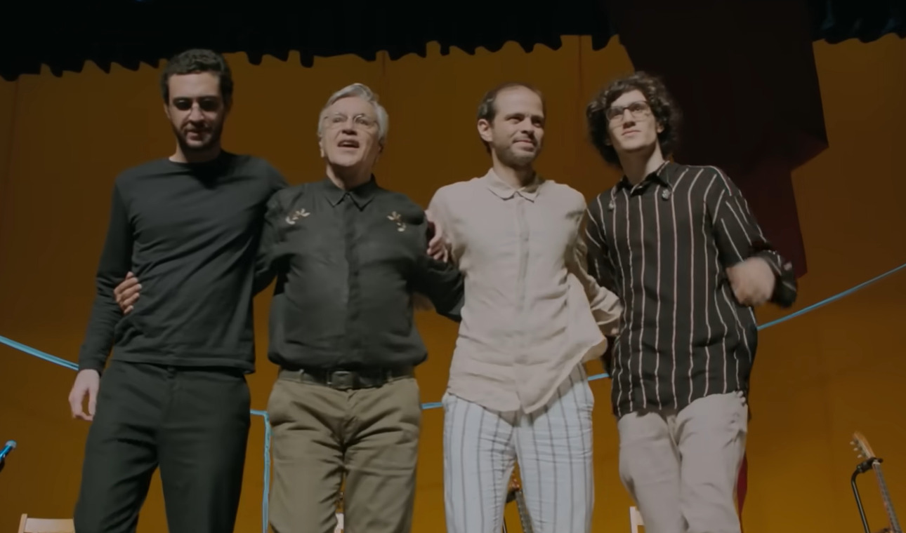 Nascido em 7 de março de 1992, em Salvador, Bahia, filho de Caetano Veloso e da produtora e atriz Paula Lavigne, o artista contou com a participação do pai no álbum, assim como dos irmãos Moreno e Tom.
