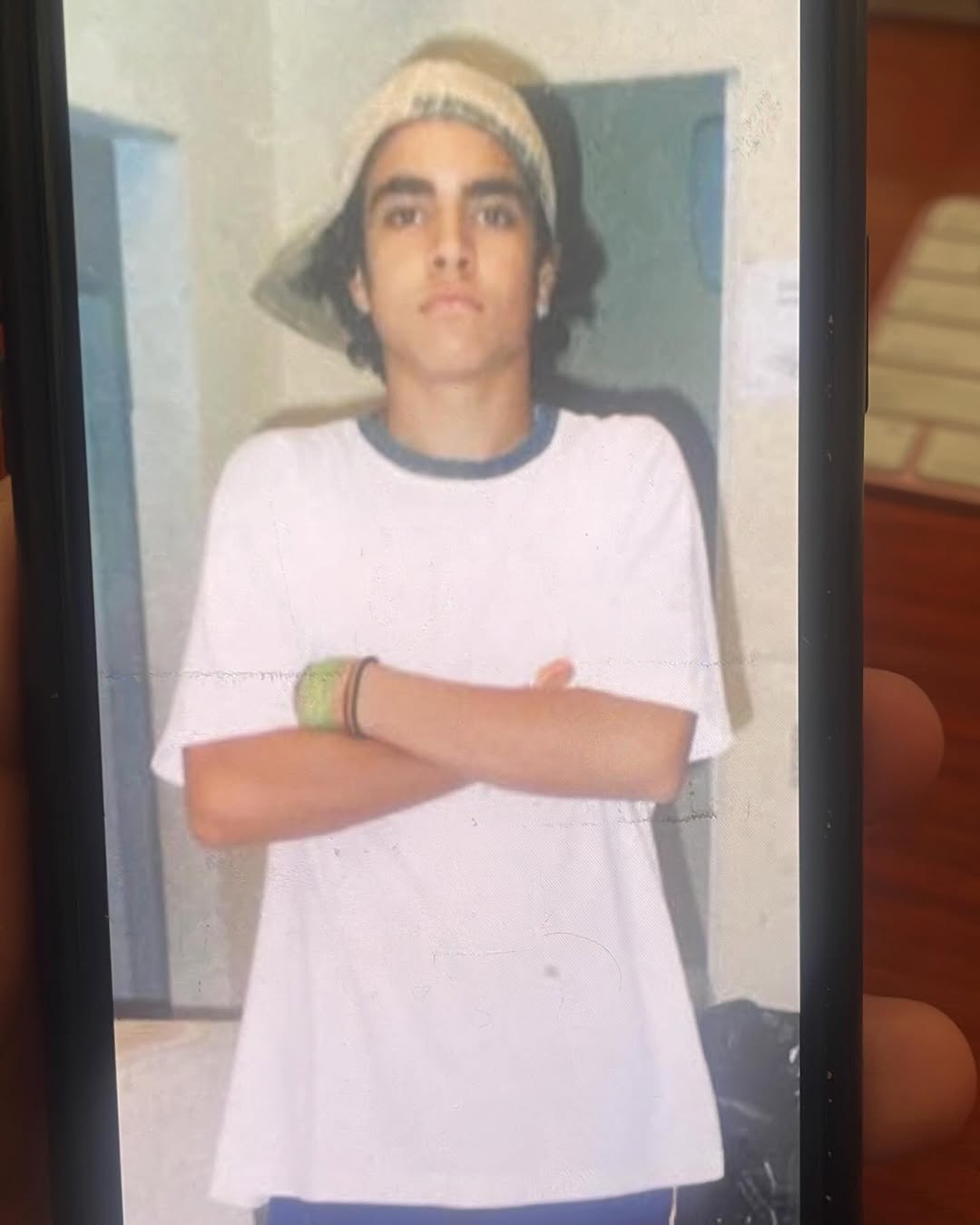 Caio de Castro Castanheira nasceu em 22 de janeiro de 1989, em Praia Grande (SP), e iniciou a carreira de ator no Rio de Janeiro em 2008, após vencer um concurso do programa 