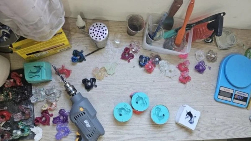 Feitas com moldes de silicone e materiais variados, como resina e plástico reciclado, apresenta cores e texturas diferentes. Fixadas com ímãs em muros e postes, podem ser retiradas por quem as encontrar. Todas possuem QR code direcionando ao perfil do projeto no Instagram.