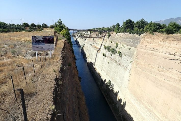 Canal de Corinto com 21 metros de largura é uma das passagens mais temidas do mundo - Wikimedia Commons/Berthold Werner