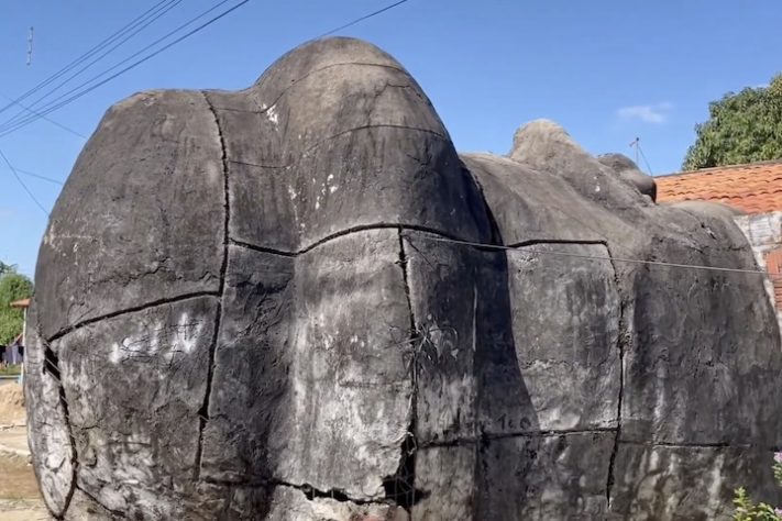 Em Caridade, no interior do Ceará, cabeça da estátua de Santo Antônio foi montada no chão e nunca foi unida ao corpo — Reprodução/YouTube