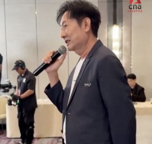 Quando tentou responder, a candidata foi interrompida aos gritos pelo diretor. 