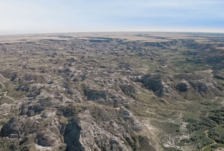 Fica a cerca de 800 quilômetros a nordeste da capital etíope, Addis Abeba, próximo à fronteira com a Eritreia.