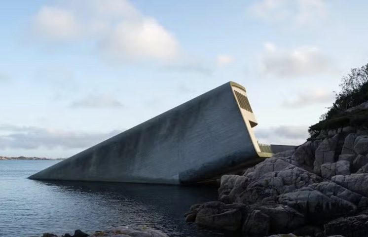 Under (Sørlandet, Noruega): Localizado no sul da Noruega, esse é o primeiro restaurante subaquático da Europa, que também funciona como centro de pesquisa marinha. O edifício, que 