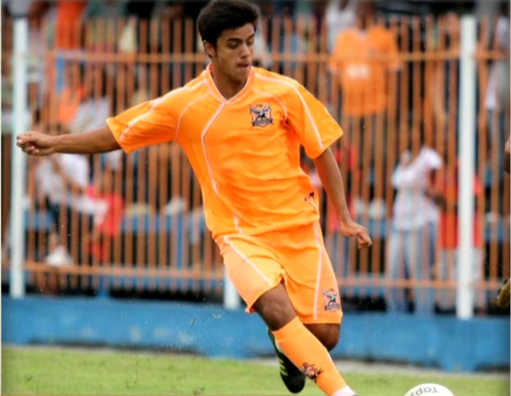 Antes de se tornar ator, Felipe chegou a jogar futebol profissionalmente e assinou contrato com o Nova IguaÃ§u Futebol Clube. Pouco tempo depois, decidiu seguir o caminho da atuaÃ§Ã£o.
