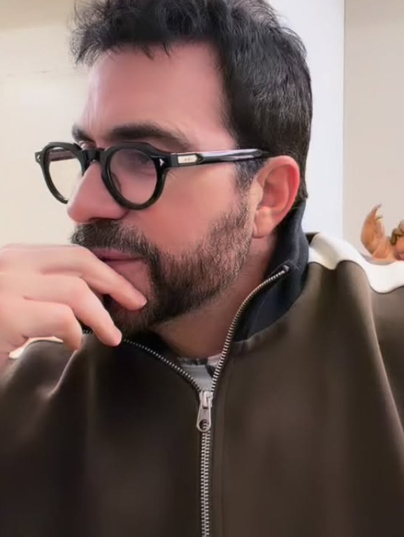 A Síndrome de Ménière provoca episódios de vertigem intensa, náuseas, perda auditiva e sensação de pressão no ouvido. Acredita-se que a causa esteja no acúmulo excessivo de líquido no ouvido interno, que interfere no equilíbrio e na audição.