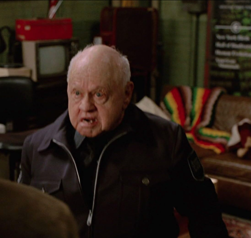 Mesmo com altos e baixos, manteve uma presença constante em Hollywood. Participou de mais de 300 filmes e séries, incluindo títulos como “A Mocidade É Assim”, “Marujo Intrépido”, “Pequeno Petulante”, “Bonequinha de Luxo” e “Uma Noite no Museu”. Sua versatilidade o tornou um dos atores mais adaptáveis da história.
