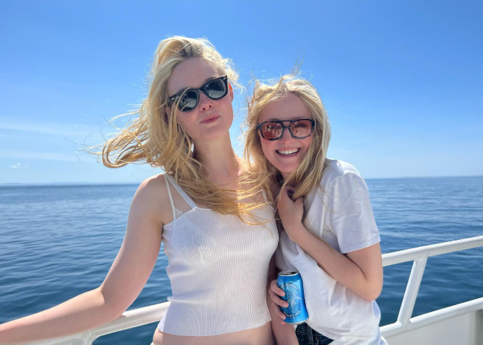 Uma curiosidade: Dakota e Elle Fanning atuarão juntas pela primeira vez em “The Nightingale”, filme previsto para 2027.
