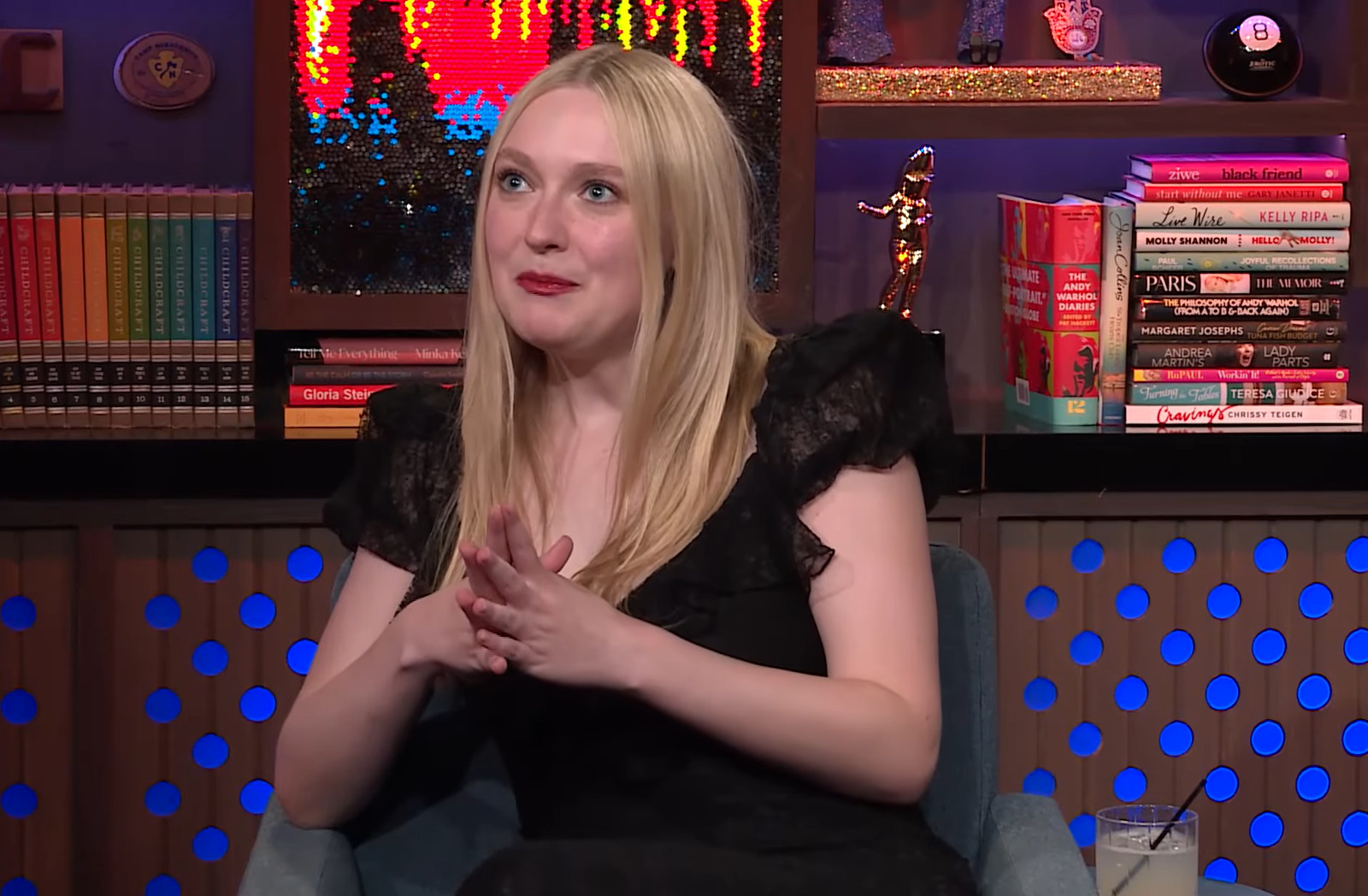 A revelação ocorreu durante sua participação no programa “Watch What Happens Live”, apresentado por Andy Cohen. A atriz esteve na atração para divulgar a minissérie “All Her Fault”, lançada em novembro de 2025.
