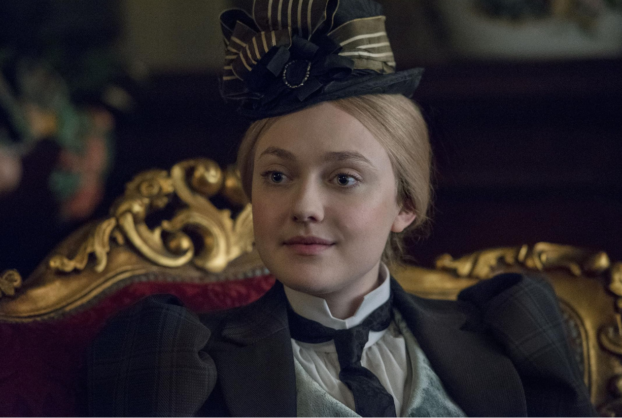 Na televisão, Dakota se destacou na série “O Alienista”, no papel de Sara Howard, uma mulher determinada que rompe barreiras ao se tornar a primeira a trabalhar no Departamento de Polícia de Nova York no final do século XIX.
