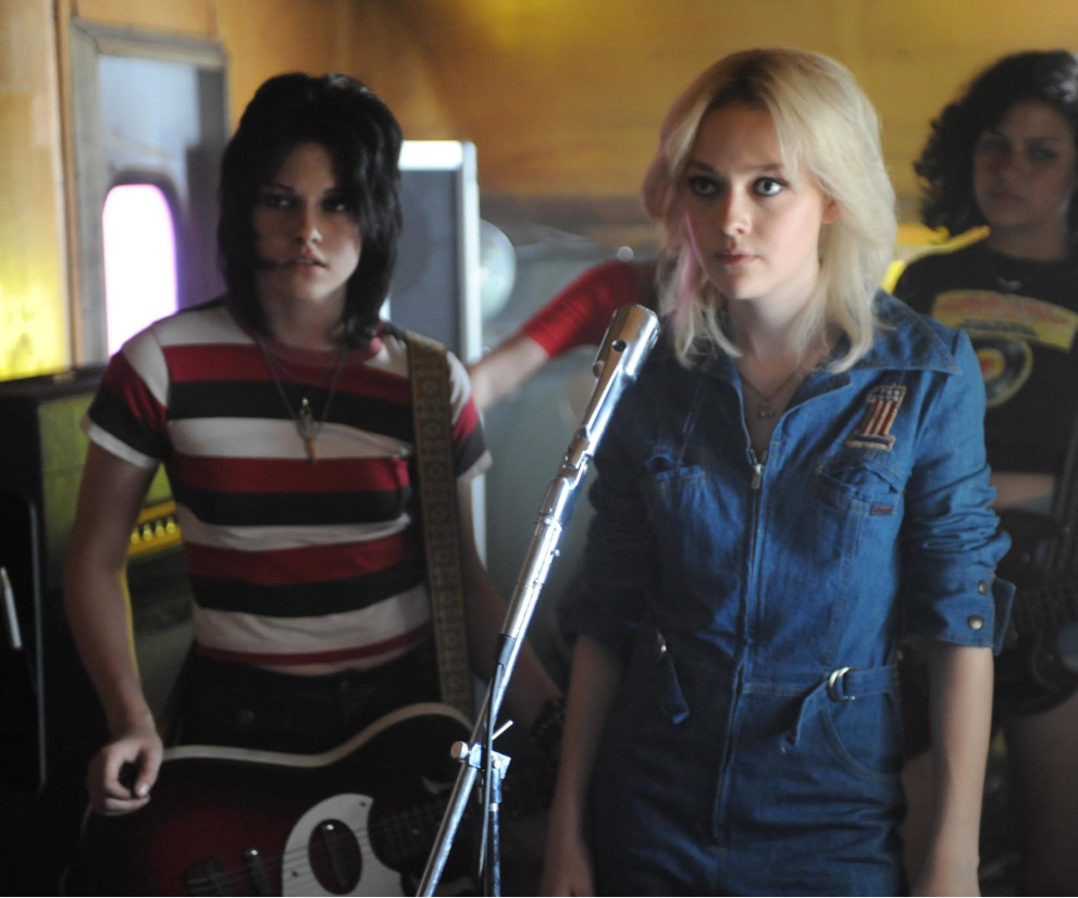 Ao lado de Kristen Stewart, protagonista de “Crepúsculo”, estrelou em 2010 o filme “The Runaways: Garotas do Rock”, como a cantora Cherie Currie.