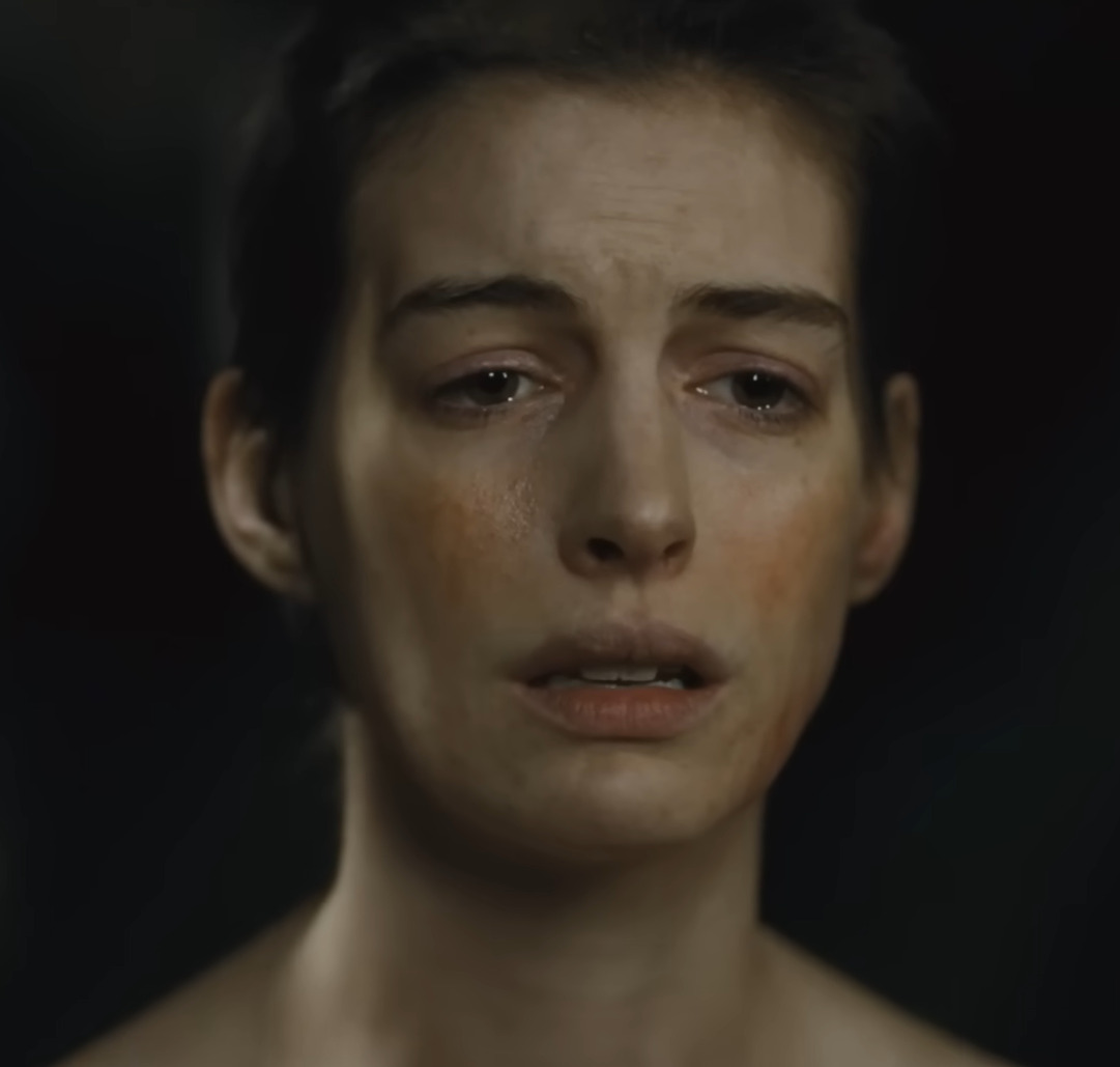 Em 2012, Hathaway recebeu o Oscar de Melhor Atriz Coadjuvante por interpretar Fantine no musical “Os Miseráveis”, além de conquistar um Globo de Ouro, um BAFTA e outras premiações relevantes.
