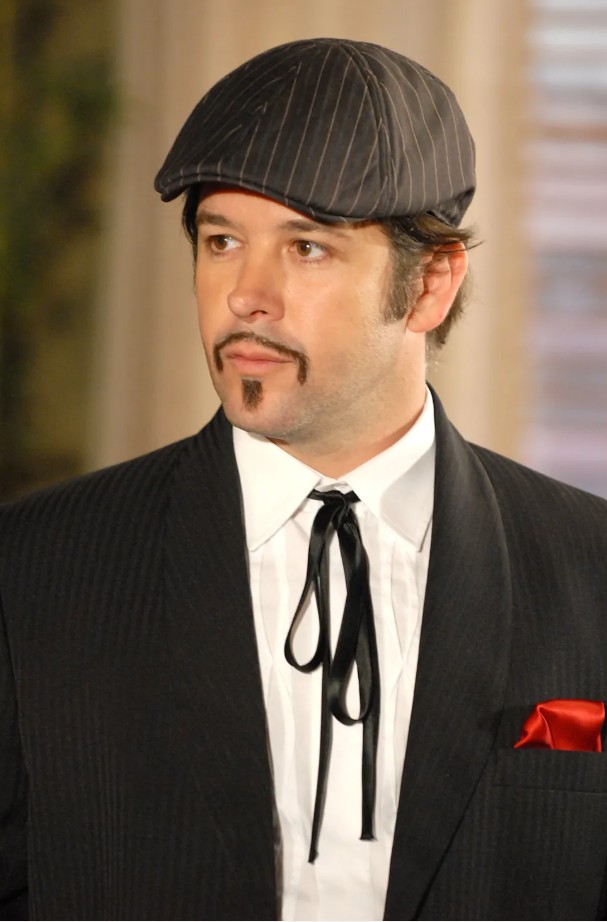 No ano de 2010, interpretou o estilista Victor Valentim, identidade adotada por Ariclenes Martins, em “Ti Ti Ti”. O personagem protagoniza uma disputa criativa e pessoal com Jacques Leclair, vivido por Alexandre Borges.
