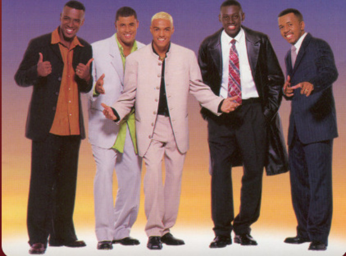 Com isso, iniciou a carreira musical como cavaquinista em grupos de pagode na dÃ©cada de 1990, na cidade onde nasceu. TrÃªs anos depois, em 1993, aceitou o convite de um amigo para ingressar no grupo Soweto, no qual atuou primeiro como cavaquinista e depois como vocalista.
