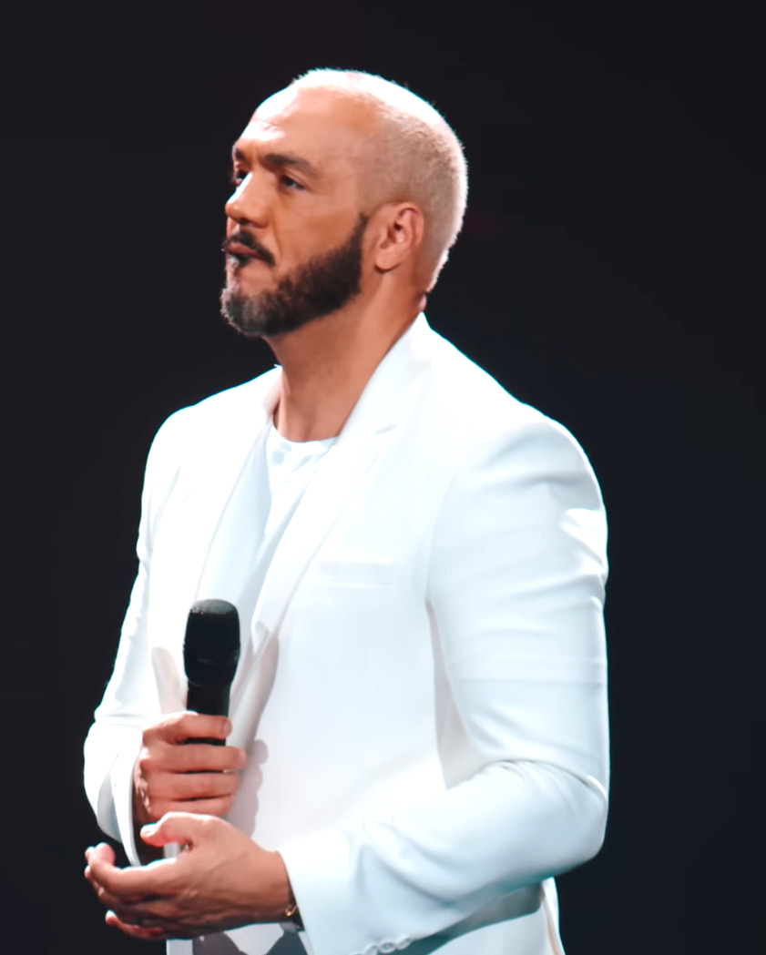 O reencontro do ex-casal, porém, não será agora. Belo ficará afastado da novela por cerca de 15 capítulos, já que precisará cumprir compromissos da agenda de shows do fim de ano. O roteiro incorporará a ausência do personagem à história e, durante esse período, Viviane entrará na novela no capítulo 100.
