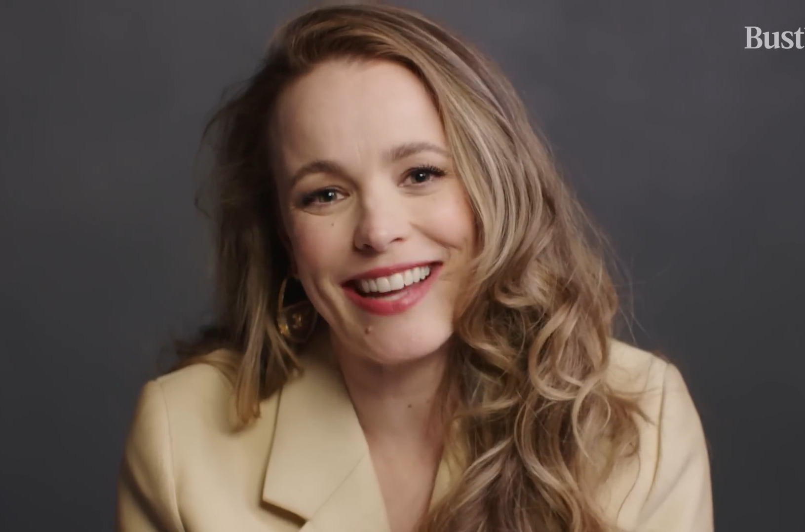 Rachel Ann McAdams nasceu no dia 17 de novembro de 1978, em London, Ontário, no Canadá, filha de Lance McAdams e Sandra McAdams. Ela cresceu em uma família que incentivava atividades artísticas e esportivas, o que contribuiu para sua formação disciplinada e criativa. 
