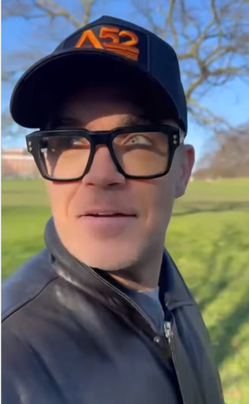 Robbie revelou que consultou sua oftalmologista, mas não mencionou o uso do remédio porque ainda não havia feito a associação entre o medicamento e a alteração visual, e afirmou que sua prescrição de óculos precisou ser atualizada após a piora registrada nos últimos meses.
