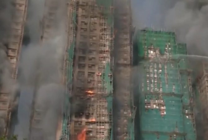 Em meio à crise habitacional, edifício com 4.800 moradores pega fogo em Hong Kong