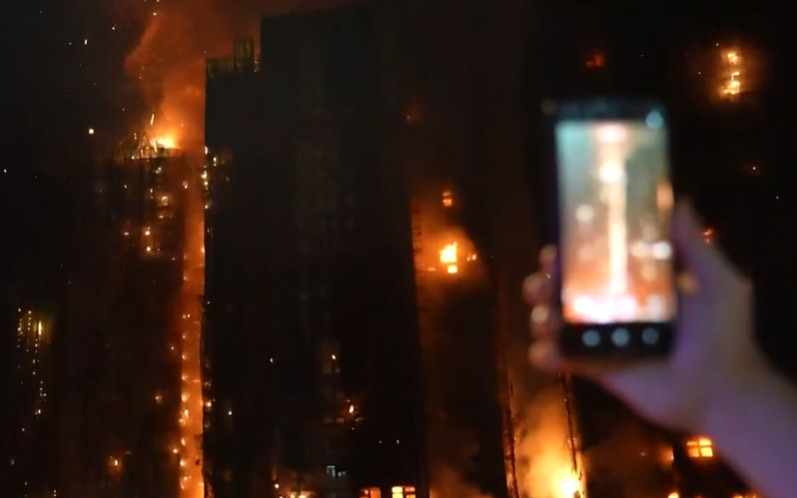 As chamas consumiram o Wang Fuk Court, um conjunto de oito torres de 31 andares com cerca de 2 mil apartamentos e 4.800 moradores. O condomínio passava por reformas. O fogo teria começado no andaime externo de um dos prédios. A estrutura feita de bambu pode ter contribuído para a rápida propagação das chamas.