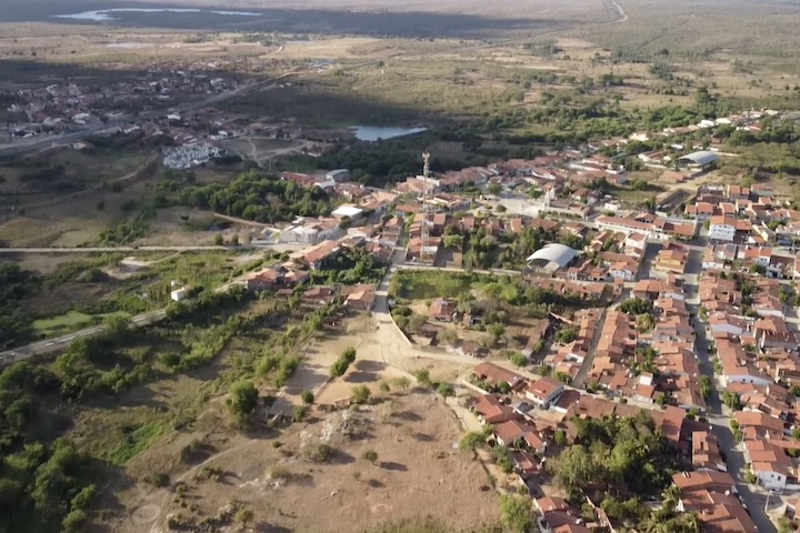 O município de Caridade fica localizado na microrregião de Canindé, a cerca de 94 km de Fortaleza. 